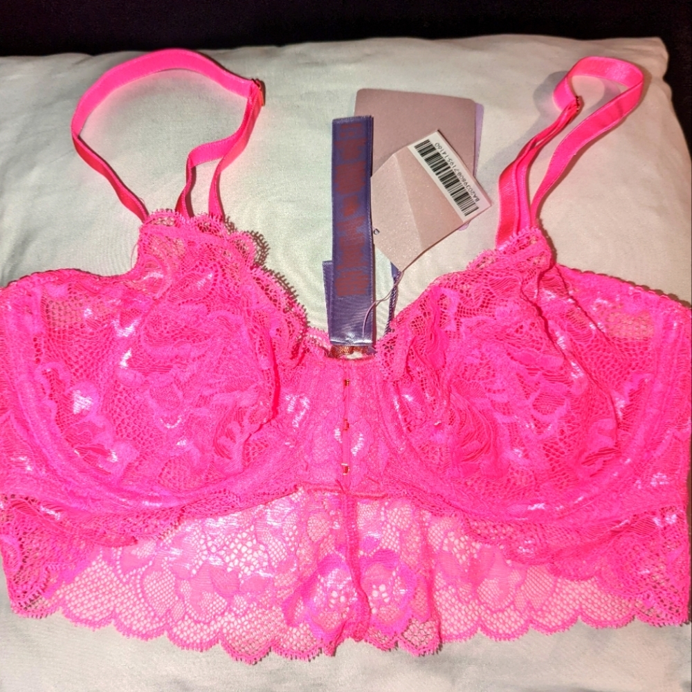 NWT Pink Savage x Fenty Bra with Sexy Lace Back, 32 C